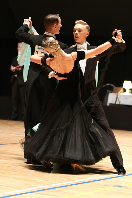 Couple in tango finale the look
